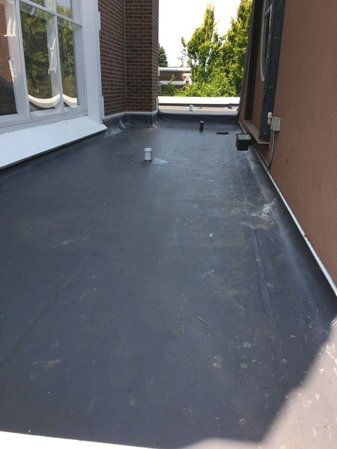 Flat roof installation